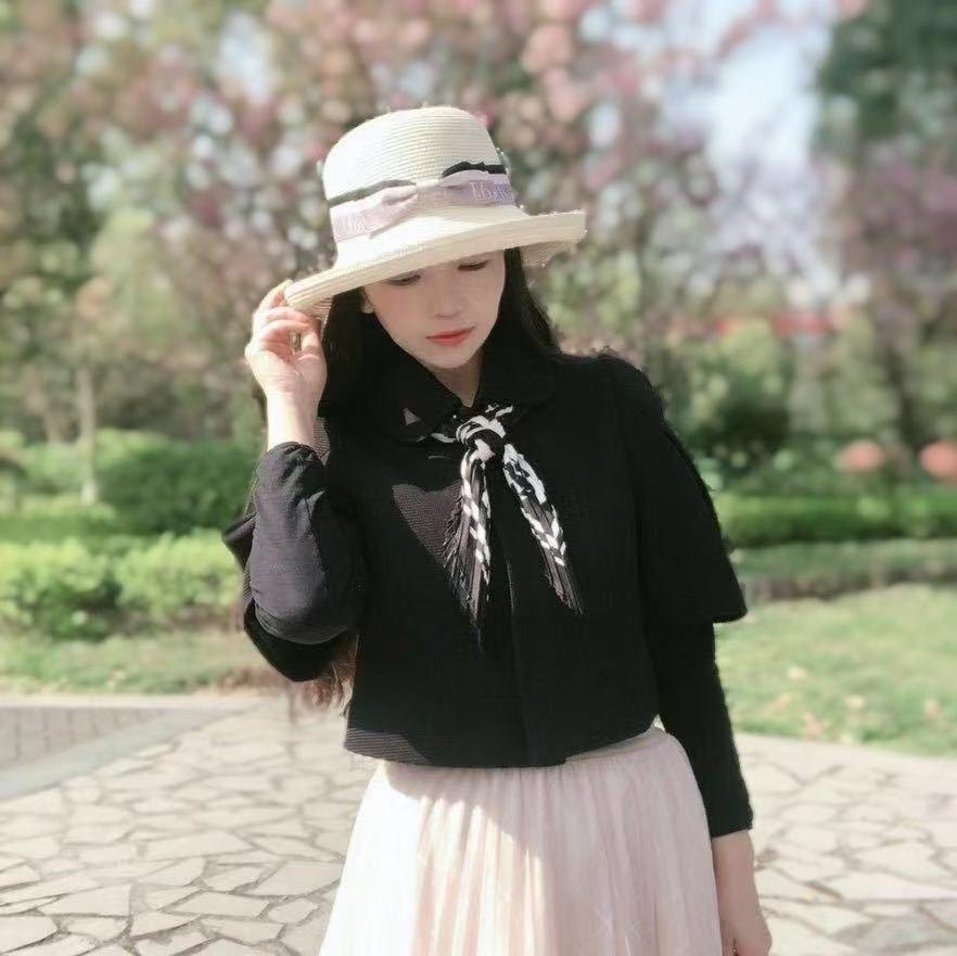 我是一位55岁的单身大妈，每月的退休金2714元。我的手里还有几十万元的存款，
