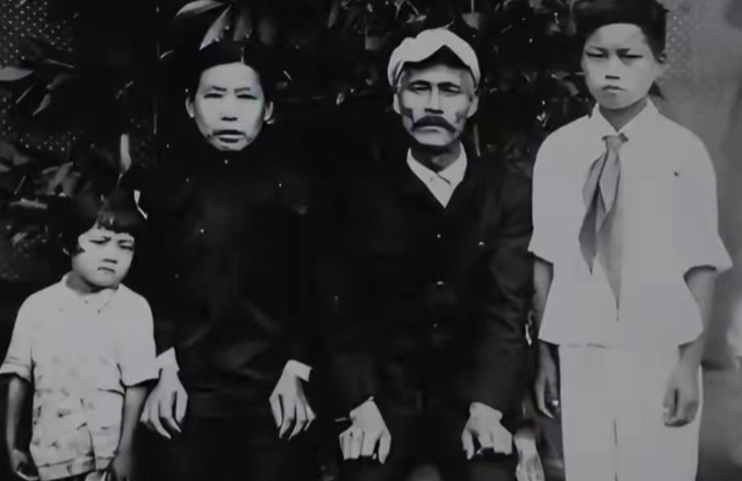 1945年，一对中国夫妇收养了一个4岁的日本弃婴，尽管遭受周围人的辱骂，他们还是