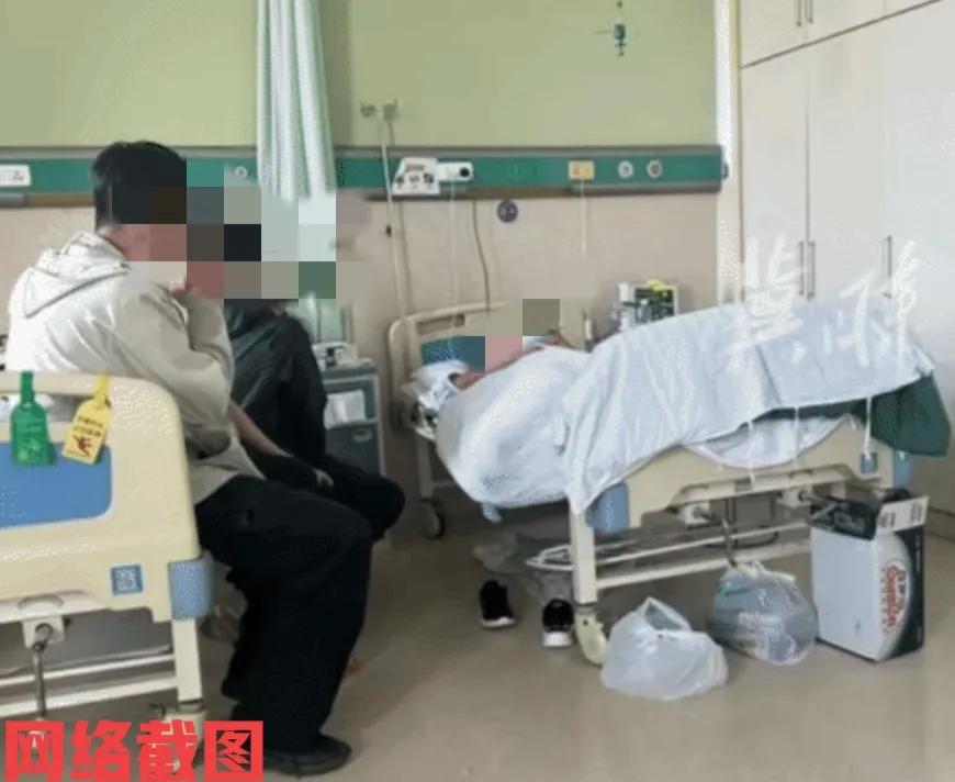 辽宁盘锦有男孩生病住院。此刻男孩的三个同学还凑钱过来探望他，只是三个同学的匆
