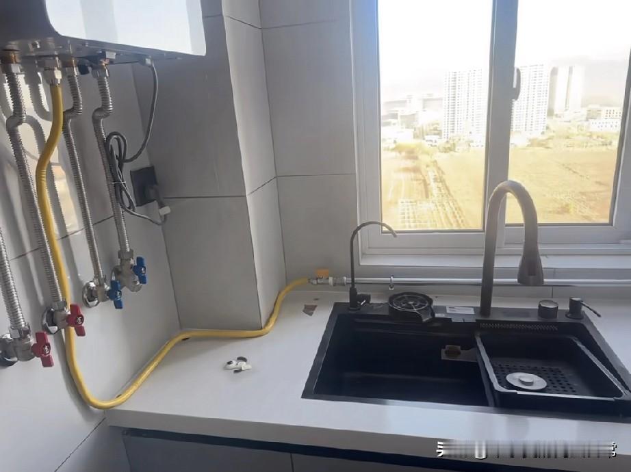 两眼一黑，天然气管道现在不能走台面底下了装修厨房时把燃气管道藏进柜子，想着