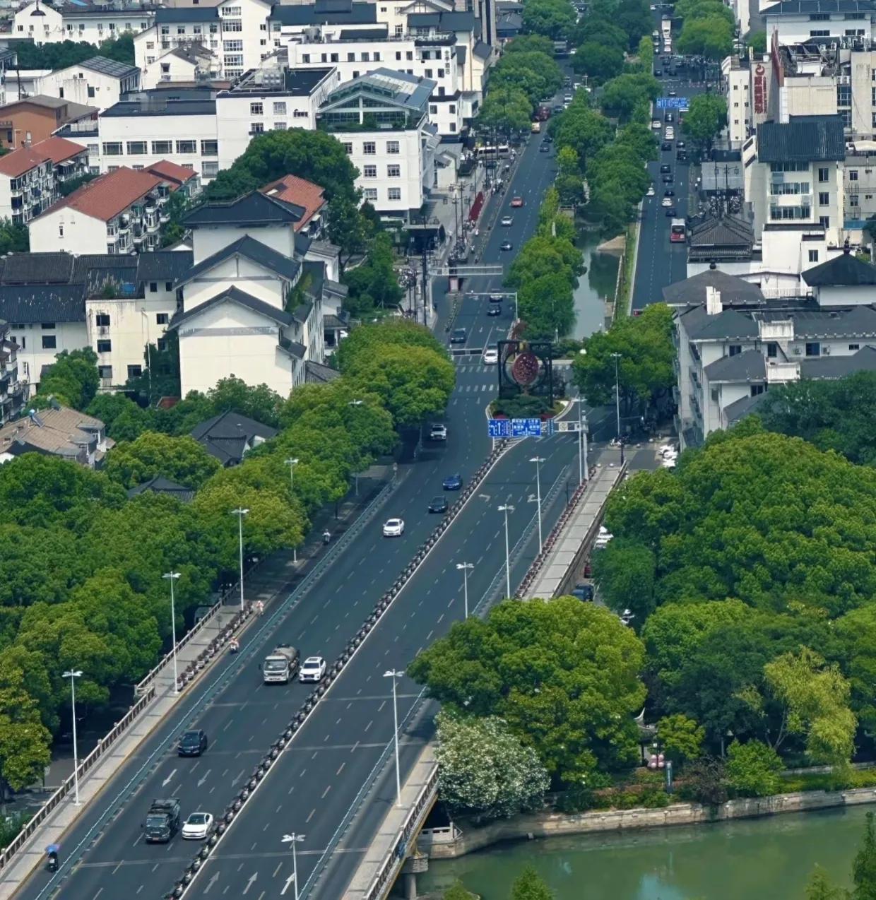 江苏省作为中国的经济大省，GDP总量高达137008亿元，是继广东省后第二个GD