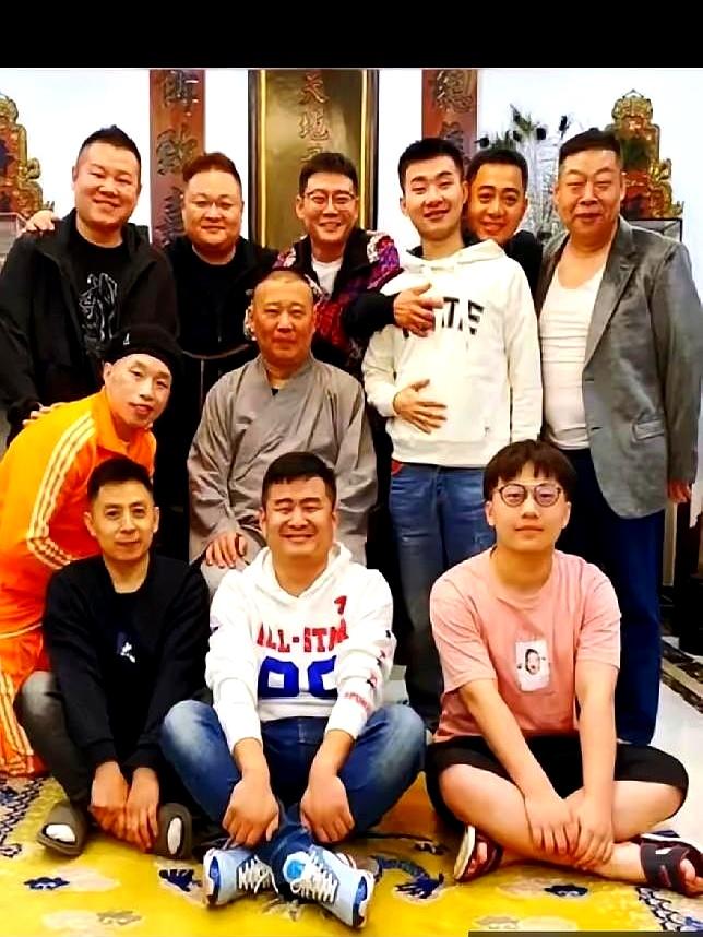 德云社三十周年的热搜，败给了一碗油泼面。老东家封箱夜锣鼓喧天。曹云金却在齐齐