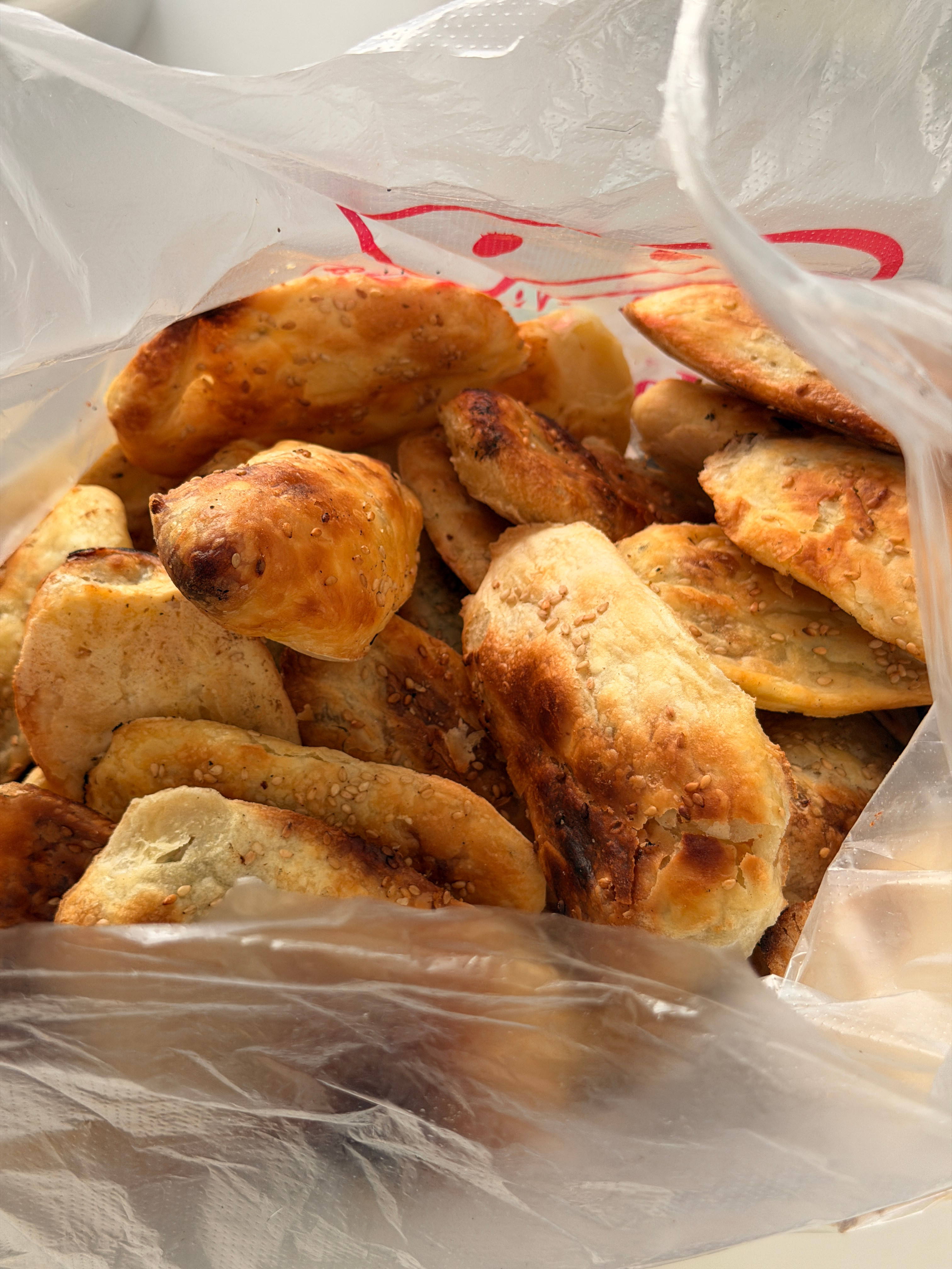 你们说说我怎么能不胖？我同事去芜湖出差，带回来50个烧饼🫓合肥