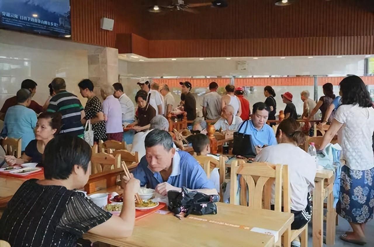 社区食堂明明便宜又方便，为什么很多独居老人宁愿每天自己凑合也不去？直到昨天，78