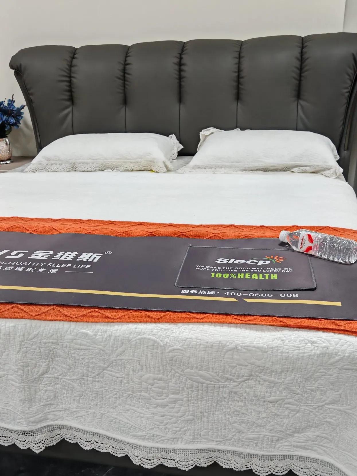 同事是二婚，她有个姑娘十岁，二婚老公有个儿子13岁，他们四口人住在二婚老公家里，