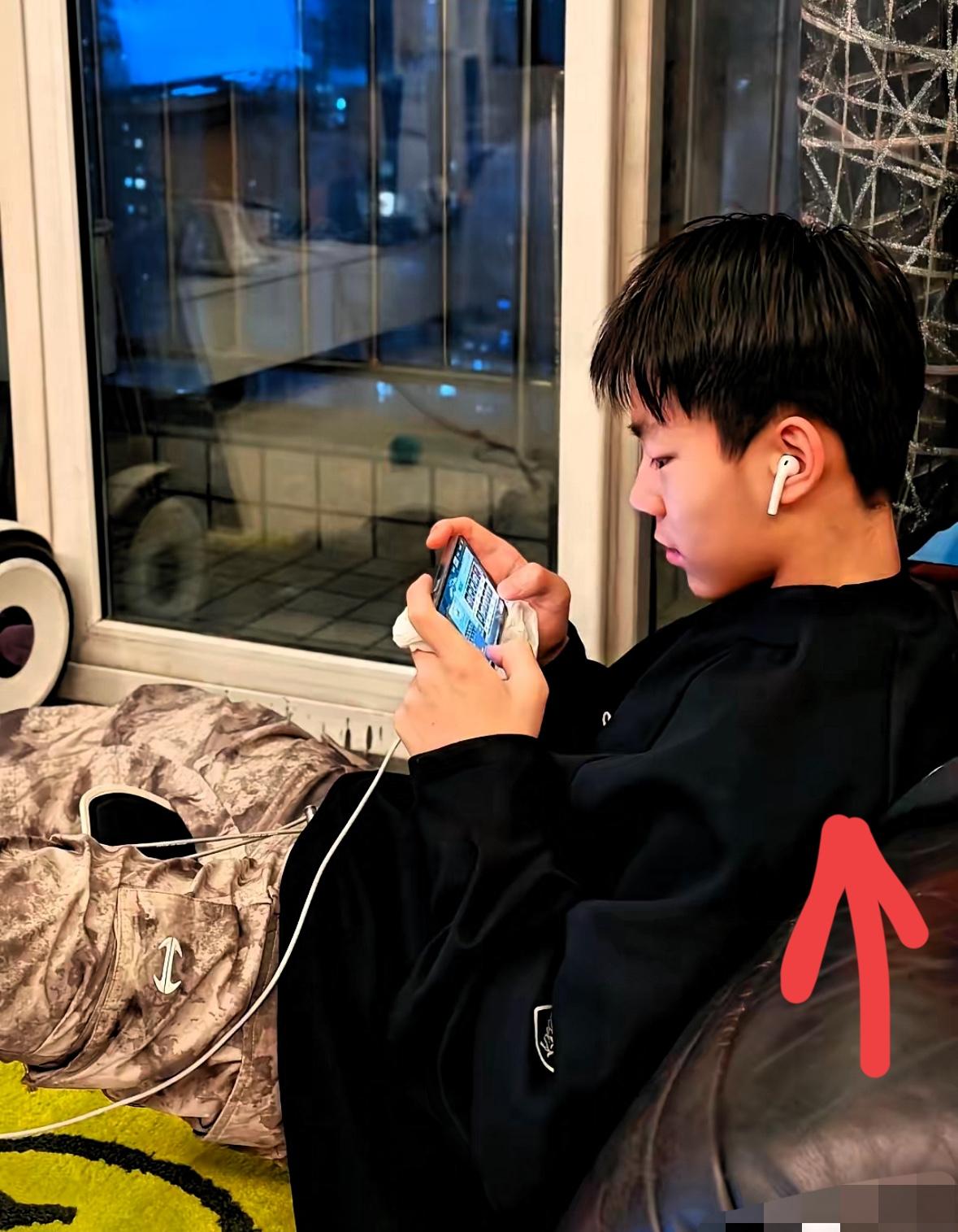 看到江西那个十二岁男孩的事，直接给我看恐惧了。​一个月3万的价码，父母竟然亲手