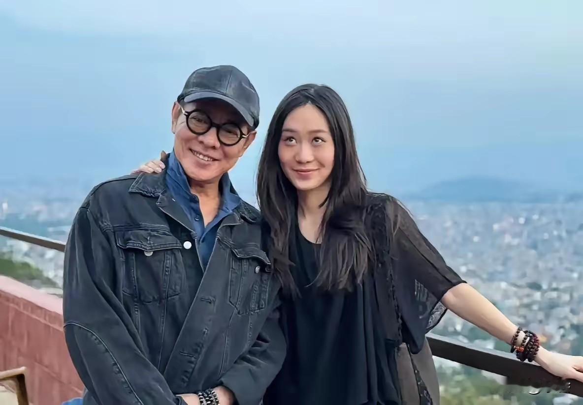 功夫巨星终归也抵不过岁月，但岁月也能赠予从容。63岁李连杰尼泊尔修行近照，气色红