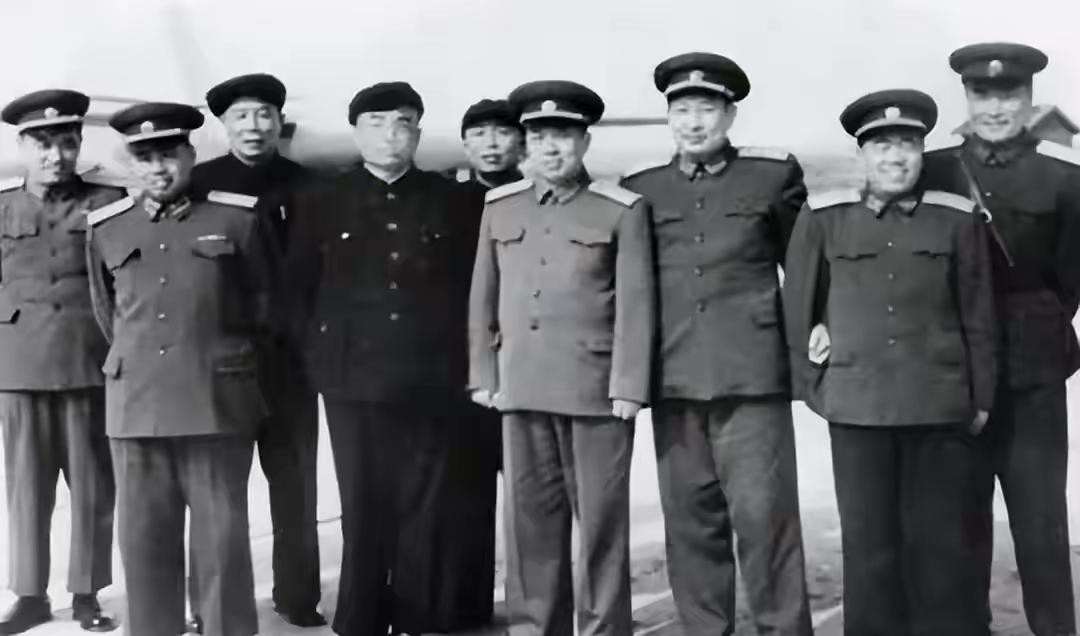 建国初，甚至有部分将帅手握几十万兵力，为何没一人敢拥兵自重？这事儿搁现在好多