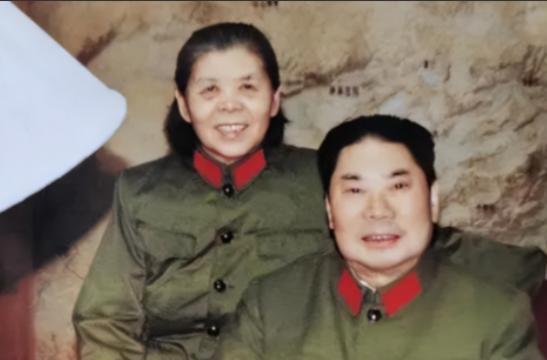 1990年，79岁的杨得志新婚，迎娶了石莉，结婚当晚，杨老将军握着石莉的手，动情