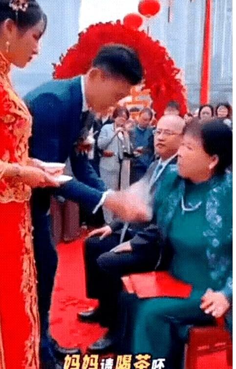 丈母娘吃了炸药？就因为彩礼没谈拢，丈母娘在婚礼上直接掀翻了女婿敬的茶。新郎当