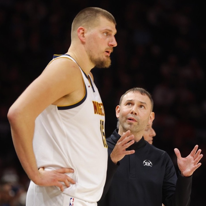 大卫·阿德尔曼谈约基奇周日是否出场以获得常规赛荣誉资格：“这个规则现在正盯着我们