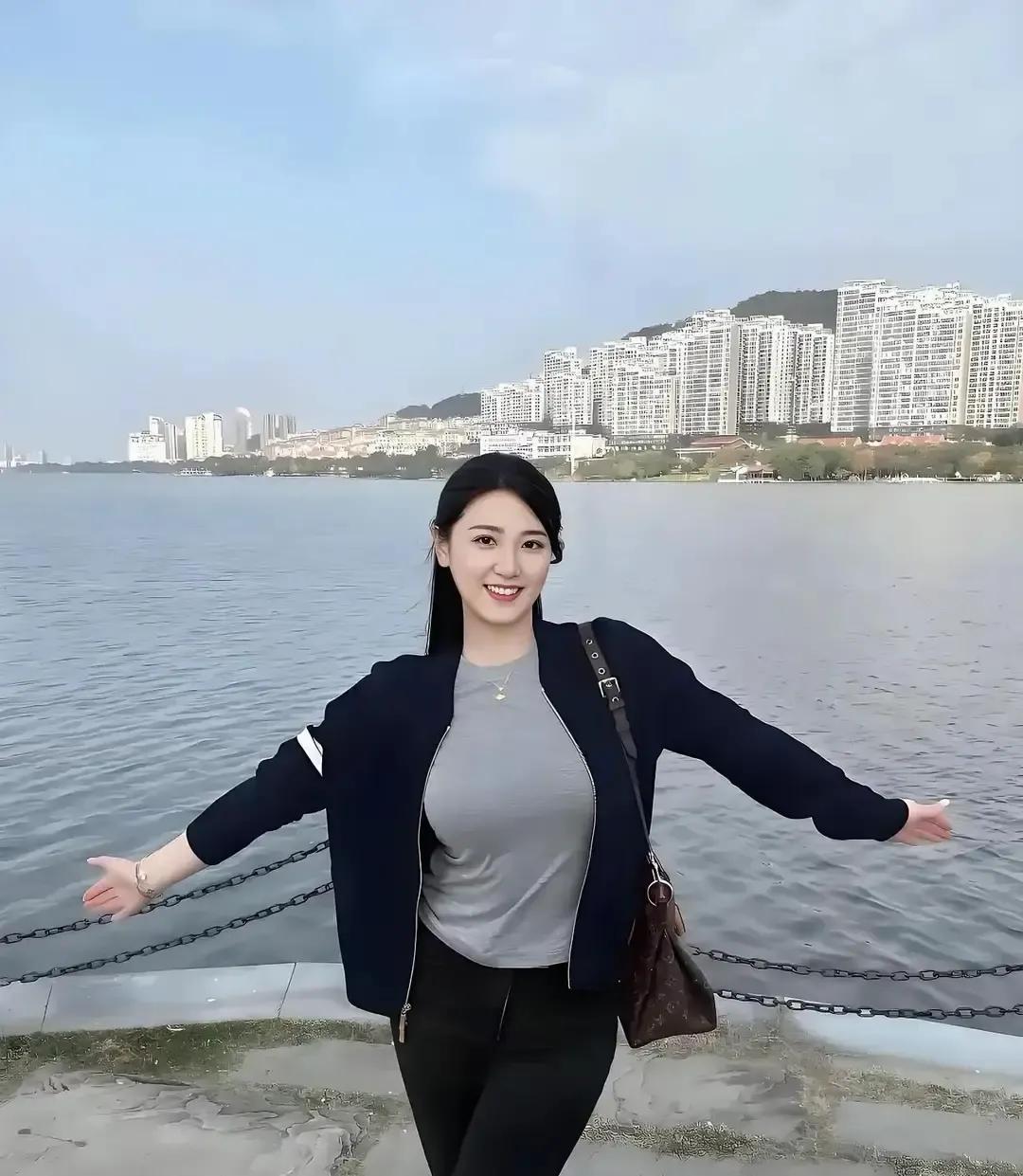 二婚不是将就而是重启幸福冲上热搜，我刷到一位姐姐晒再婚照，配文第一次是盲盒第二次