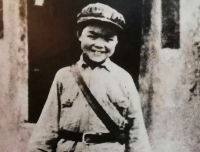 1936年延安某单位门口，一个十岁小孩自称走过长征要求进单位送信，但哨兵坚持不信