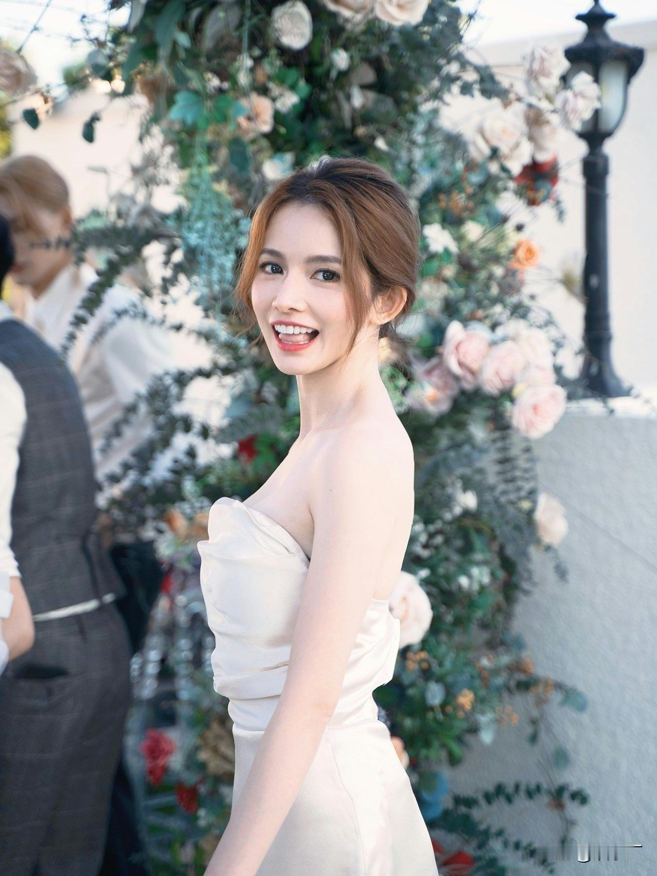 咱就是说TVB小花陈若思参加闺蜜婚礼当伴娘已经够吸睛了，伴娘团里竟然还藏着MIR