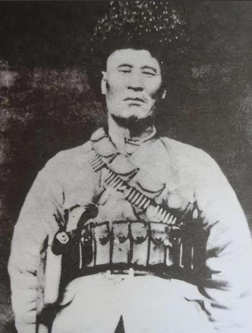 1949年，解放军一军二师骑兵营击毙了一位狼狈逃窜的土匪头目，在检查尸体的过程中
