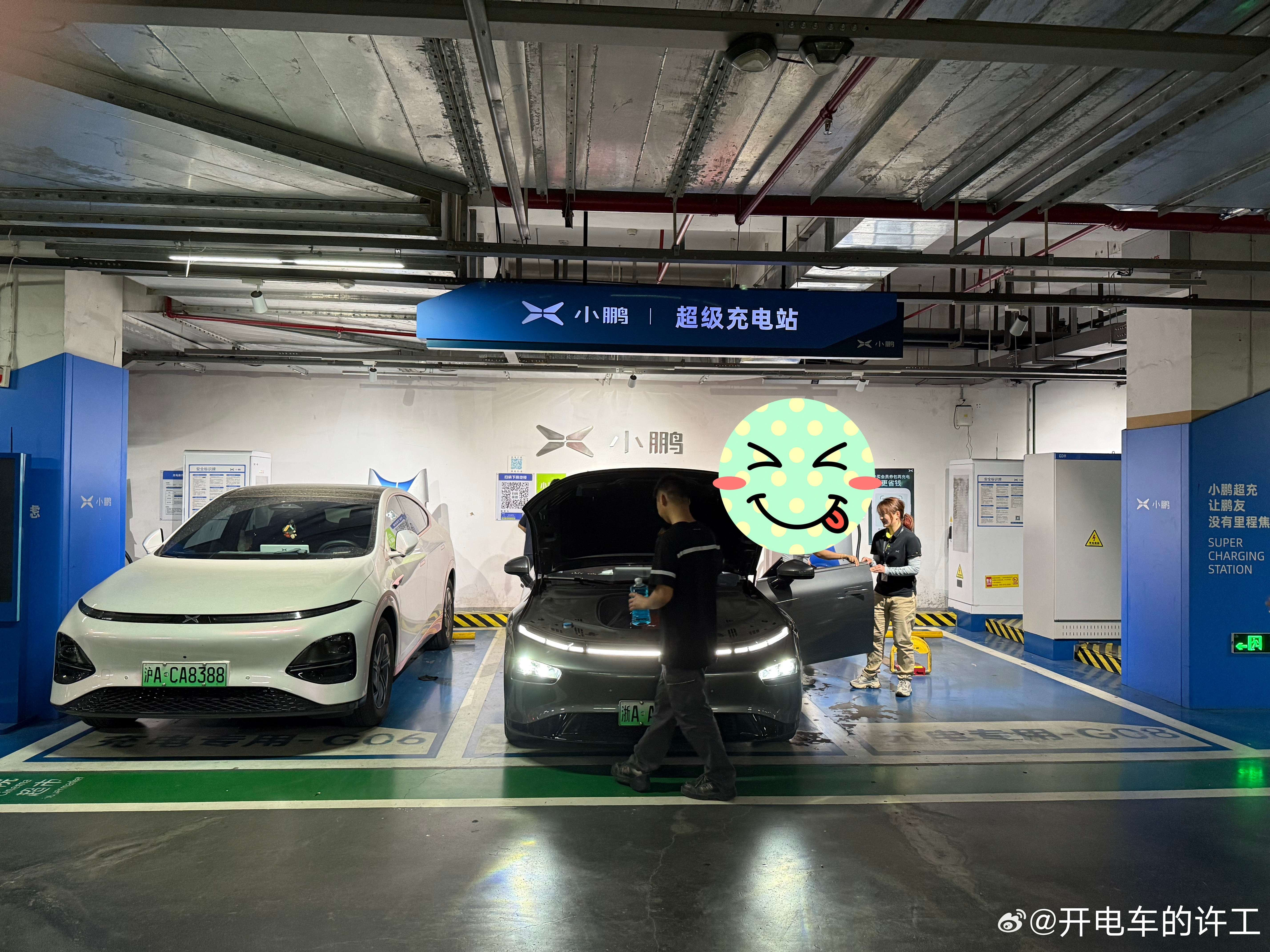 五一去小鹏超充桩充电是这样的：一个给你插枪，一个给你拿水拿零食，一个给你补玻璃水