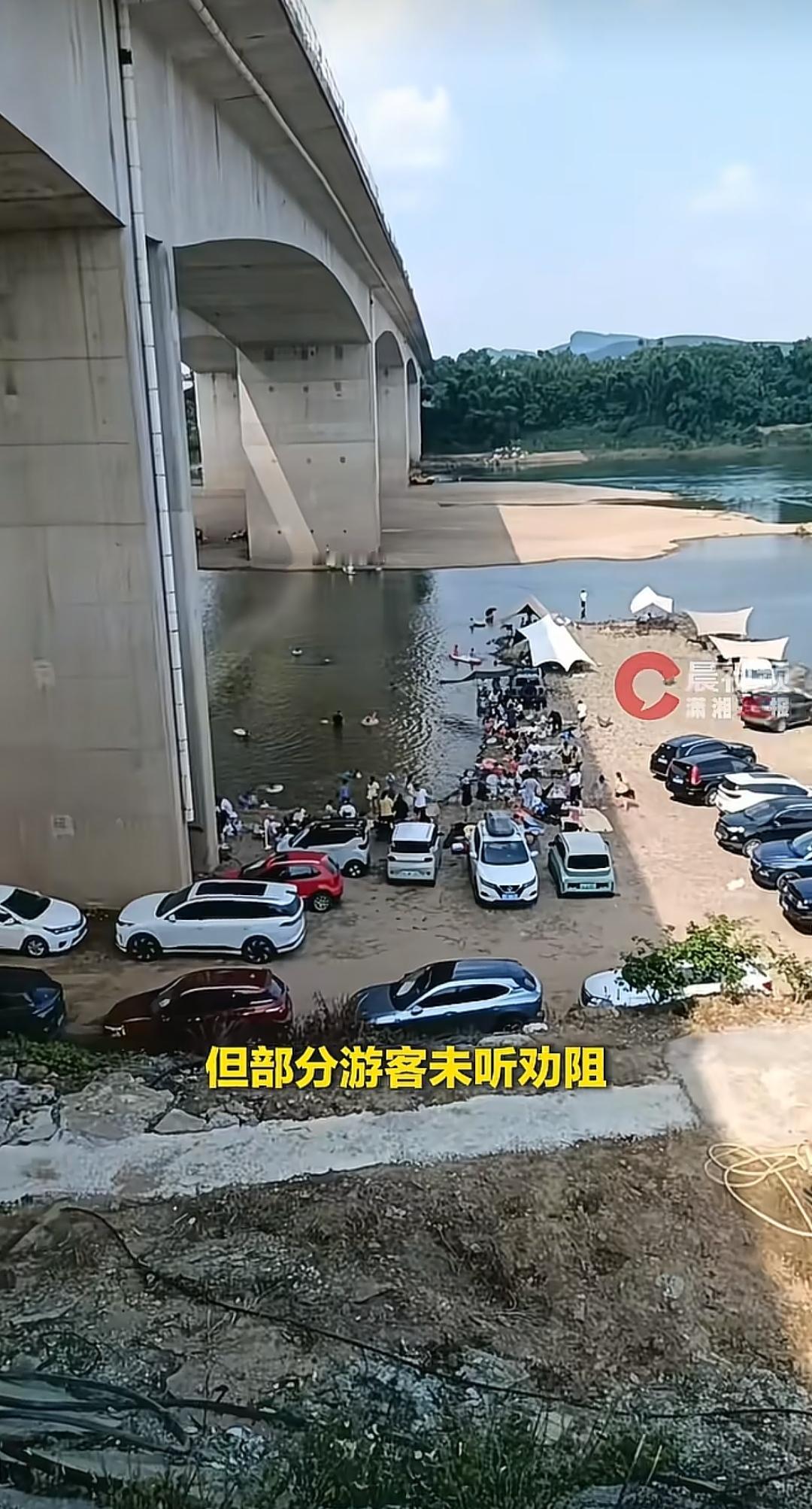 5月15日报道，广西柳州，一群游客在河边露营，结果遇上了上游水库放水。工作人员跑