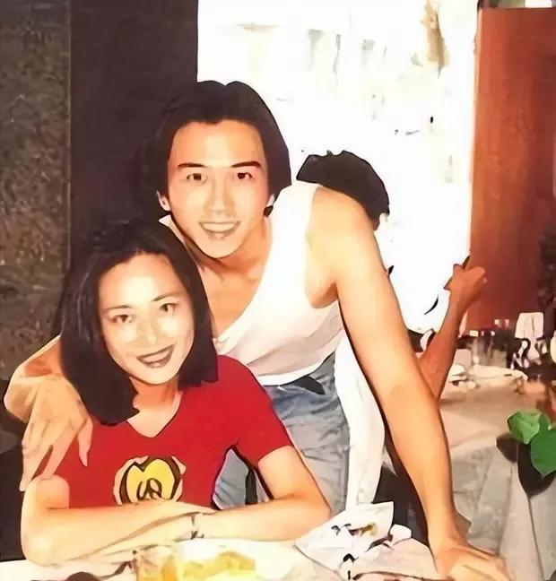 温兆伦现状揭秘，定居北京61岁不显老，10岁女儿颜值高。
