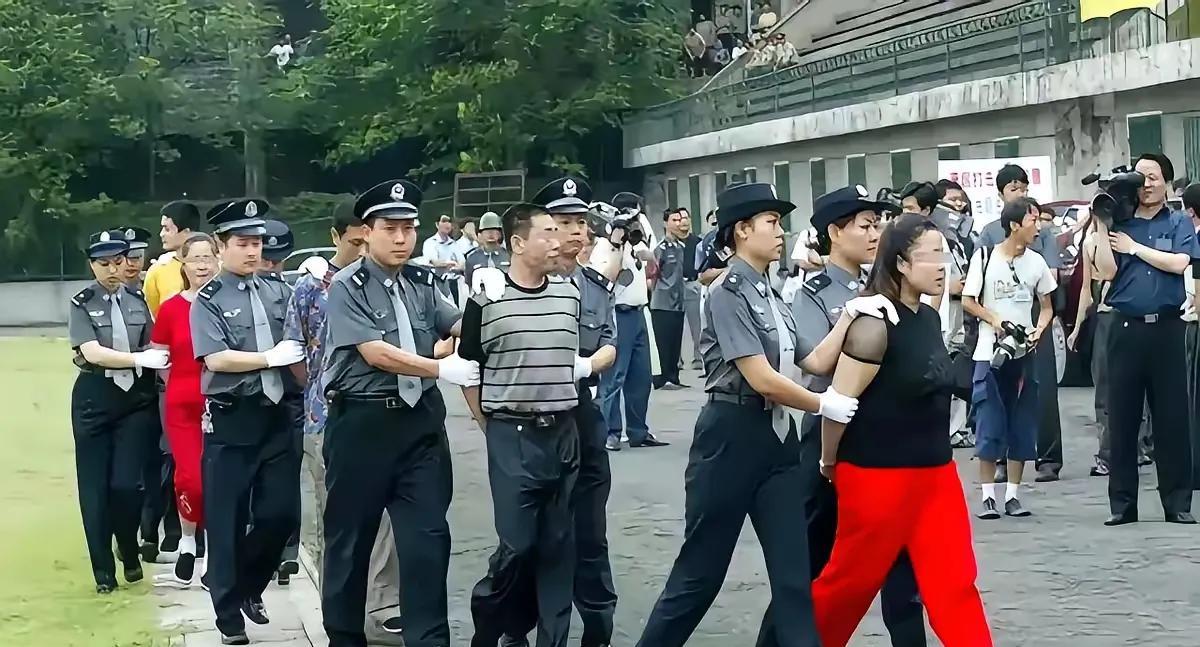 这是2003年在武汉，死刑犯押赴刑场时的照片。何秀玲那条红裤子太扎眼了，别人都