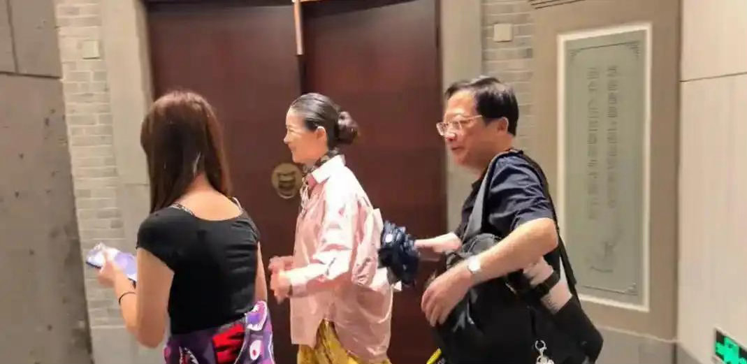 贾乃亮女儿出国上夏校，13岁甜馨好开心，姥爷姥姥齐上阵