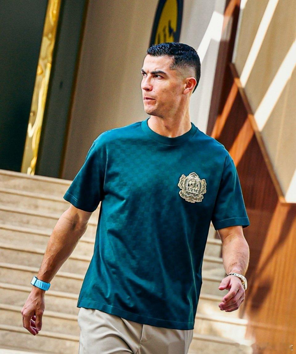 12月20日报道，C罗晒魔鬼身材照片，马斯克被C罗身材卷到了：我想我需要锻