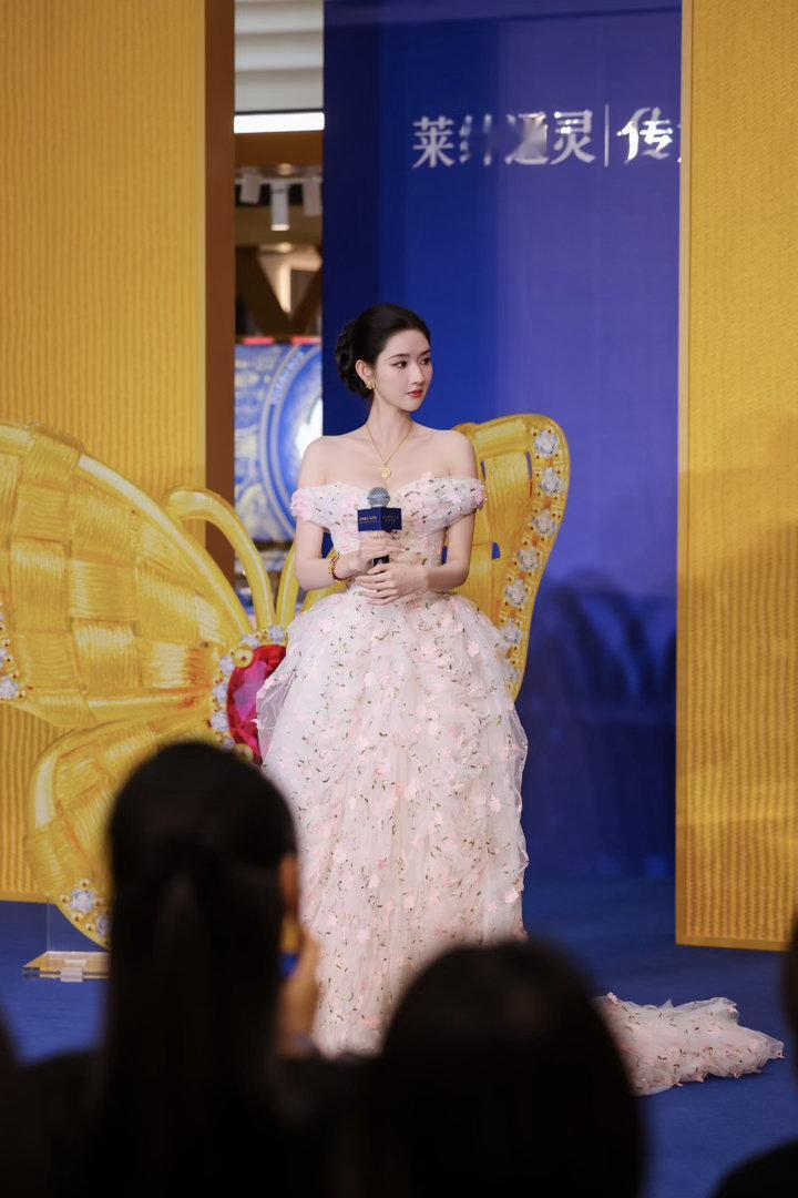 王玉雯一字肩花朵长裙王玉雯苏州活动状态她侧身站着的那张，裙摆被风轻轻吹起，发丝