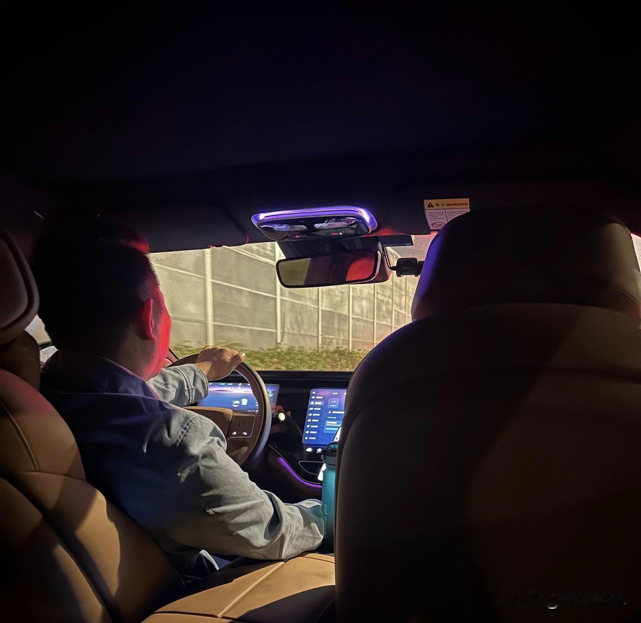 有时候你不得不承认一件事就是电车动力就好，提速那瞬间动力嗷嗷的。车里加上司机