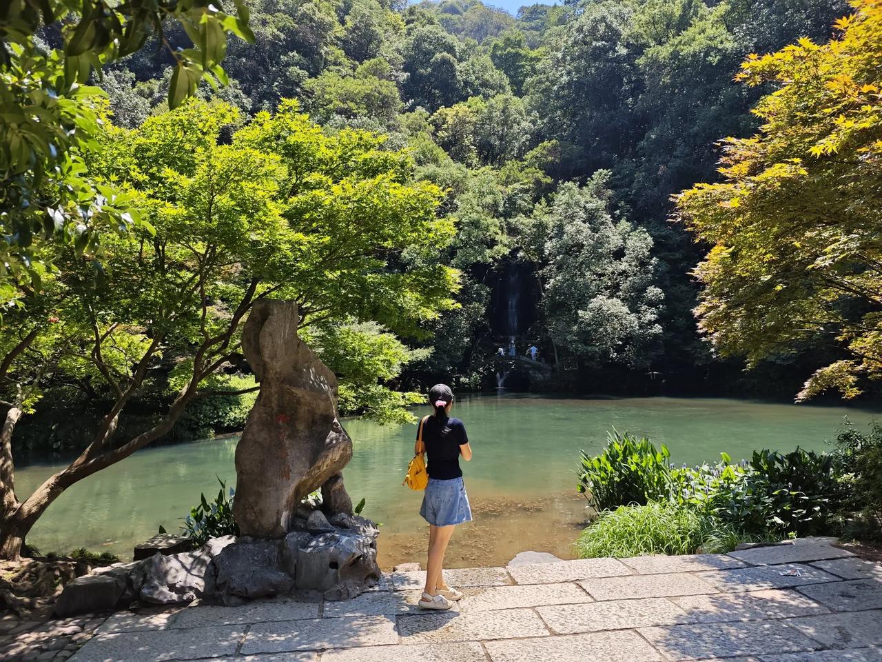 炎热的夏天，杭州九溪是个避暑的好去处！九溪十八涧美的让人心醉，抬头看天空瓦蓝瓦蓝