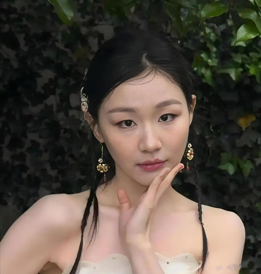 当着迪丽热巴的面，金靖脱口一句：“你好美，心好丑。”全场瞬间安静，热巴脸色也沉了