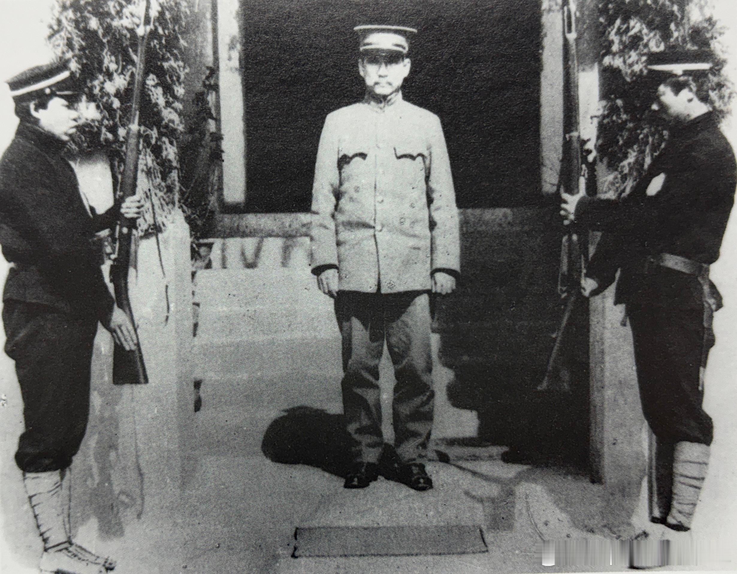 1912年1月孙中山在总统府办公室前留影历史影像