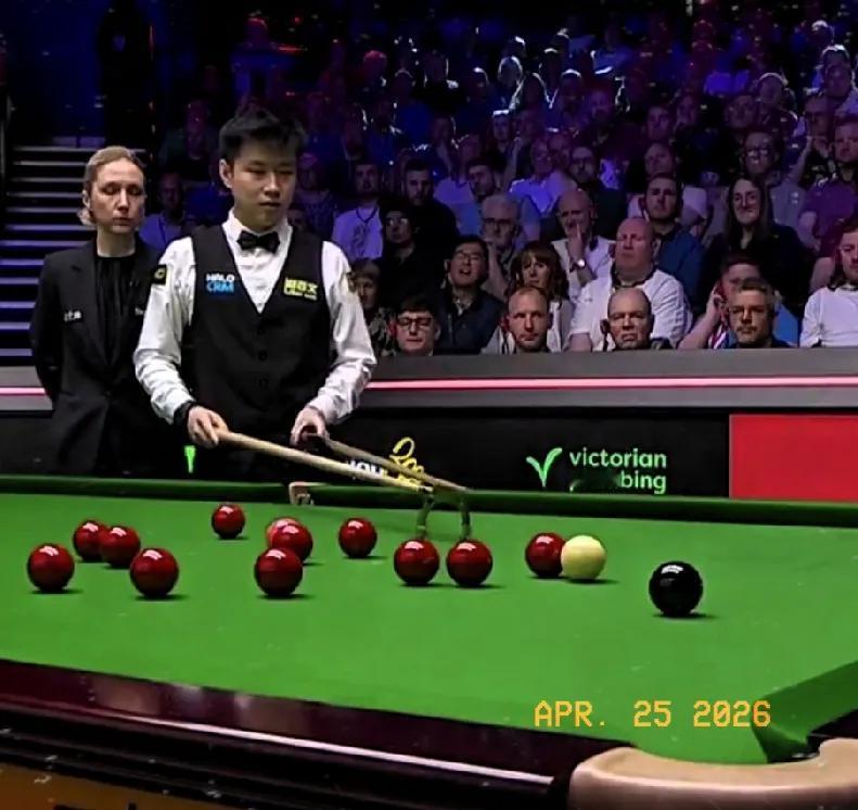 赵心童与丁俊晖世锦赛德比战第二阶段比赛消息:双方开局手紧，赵心童两杆长台准进，