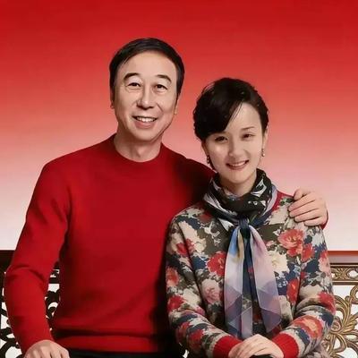 1983年，相声演员冯巩和天津市第26中学的同学艾慧领了结婚证，因为解决不了北京