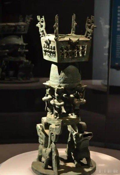 8月19日北派实时，几年前，三星堆祭坑和神庙面世，代表古代华夏对拜祭之重视程度，敬畏天地因果，如履薄