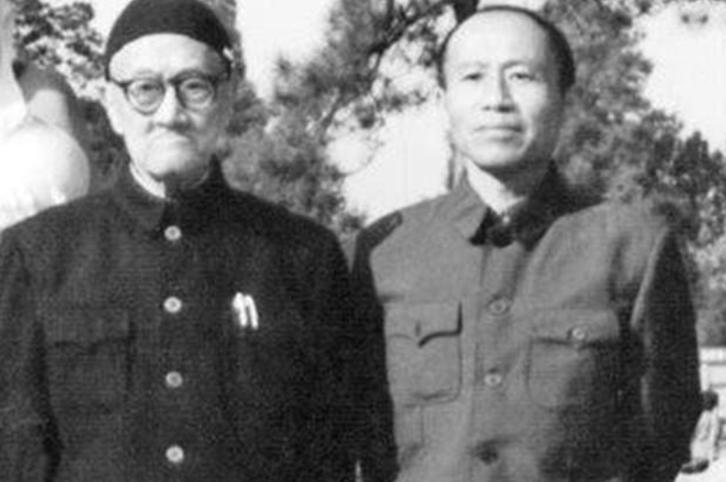 1949年9月30日，毛泽东以575票当选主席，距离“满票”缺了一票。周恩来找到