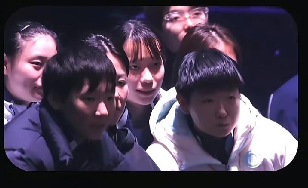 昨天女单决赛，世一世二世三排排坐在台下，等待世排第四的诞生！她们聊的很火热，很少