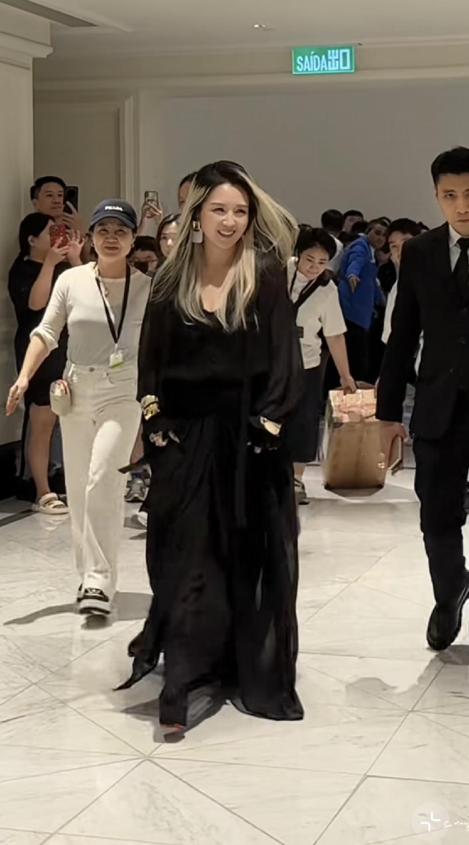 9月19日，何洁在澳门上葡京综艺馆举办音乐会，瘦了好多腰变细了，皮肤也变白了，褪