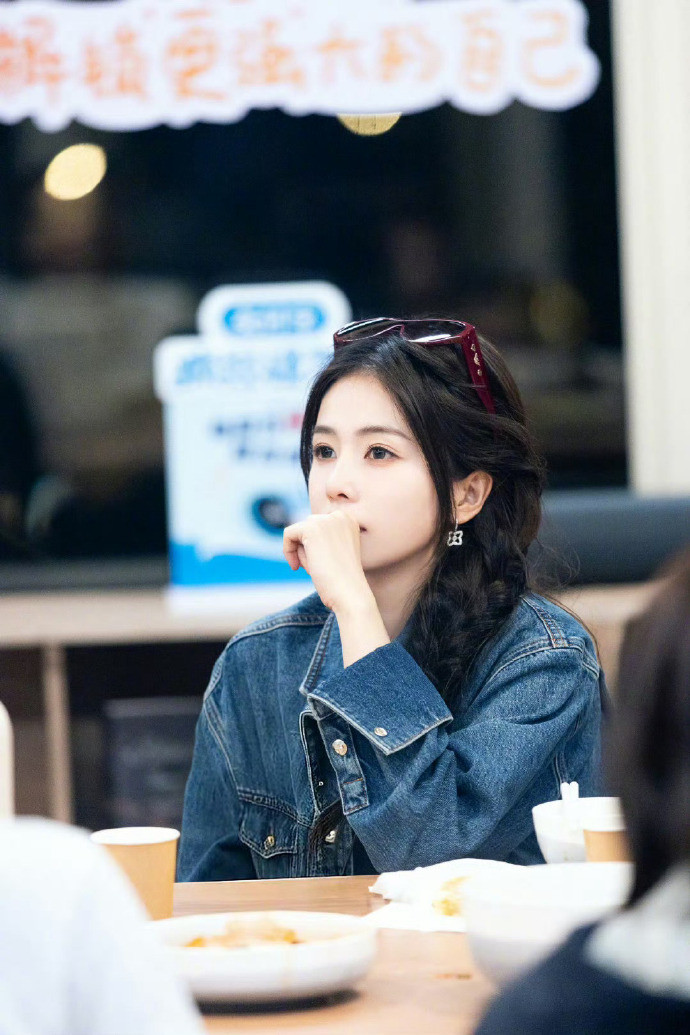 笑不活了🤣白鹿还以为俩人都自恋，结果被王鹤棣当场拆台，说只有她一个人用自己照片