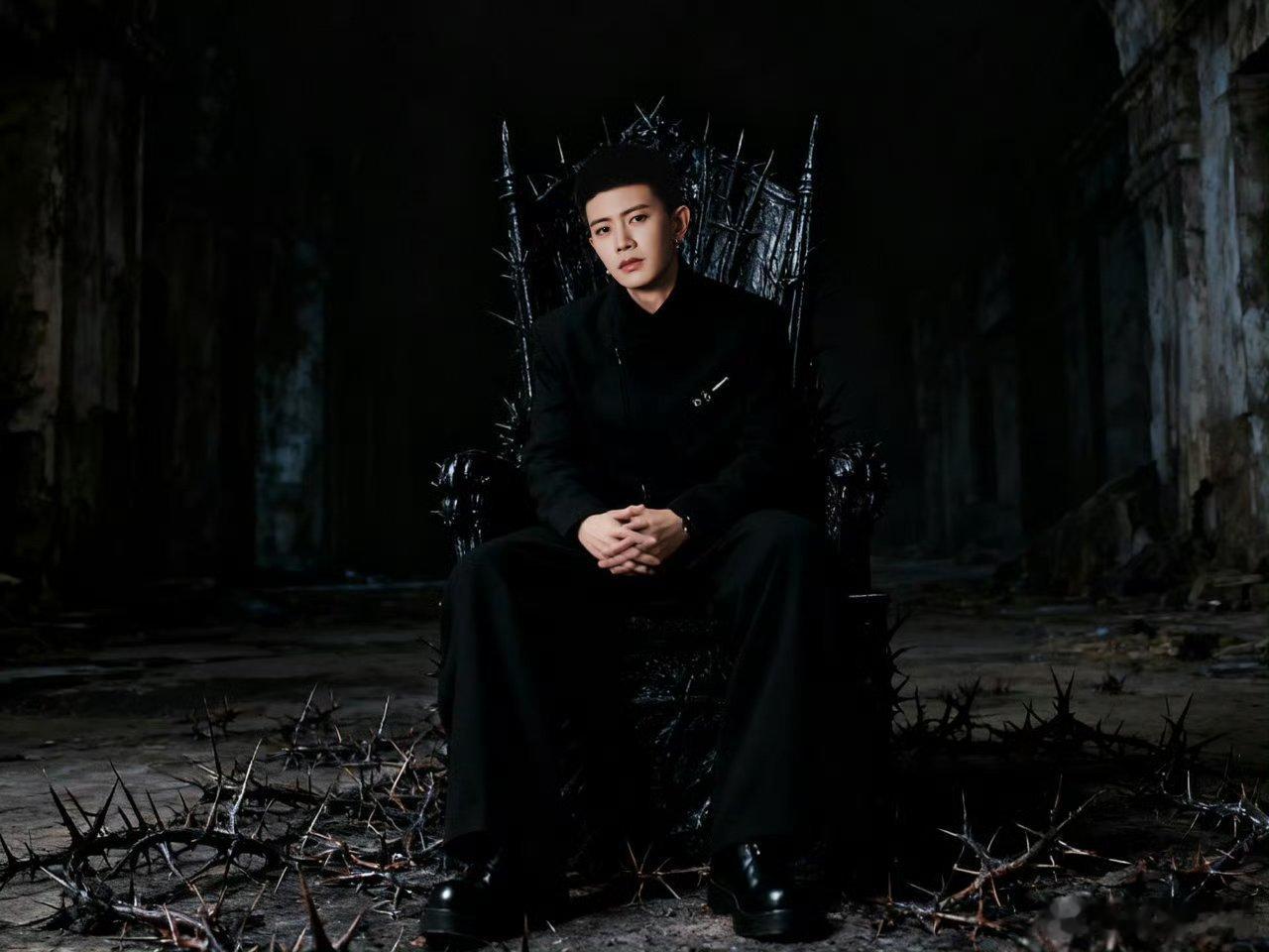 笑不活了！任嘉伦竞燃之夜的图居然P错位，这手活是直接甩给AI了吗？细节控看了想抠