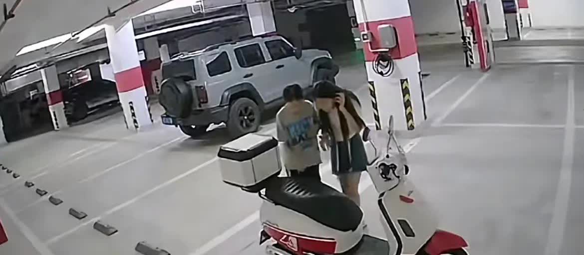 陕西，发生了一件非常让人气愤的事情！一女子将自己的电动车停在自家的车位上，连着两
