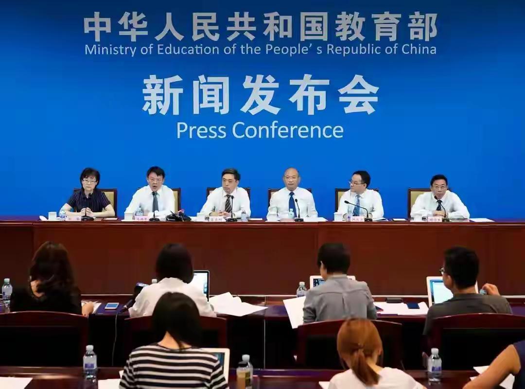 老师本来是应该最讲道德的群体，但现在很多老师特别是高校老师，尤其是研究生老师，和