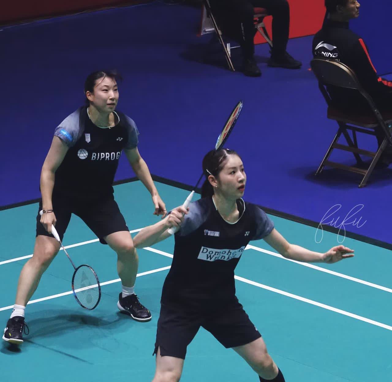 这次香港公开赛日本队出现了一个很有趣的现象，五十岚有纱明明是混双球员出身，而且也