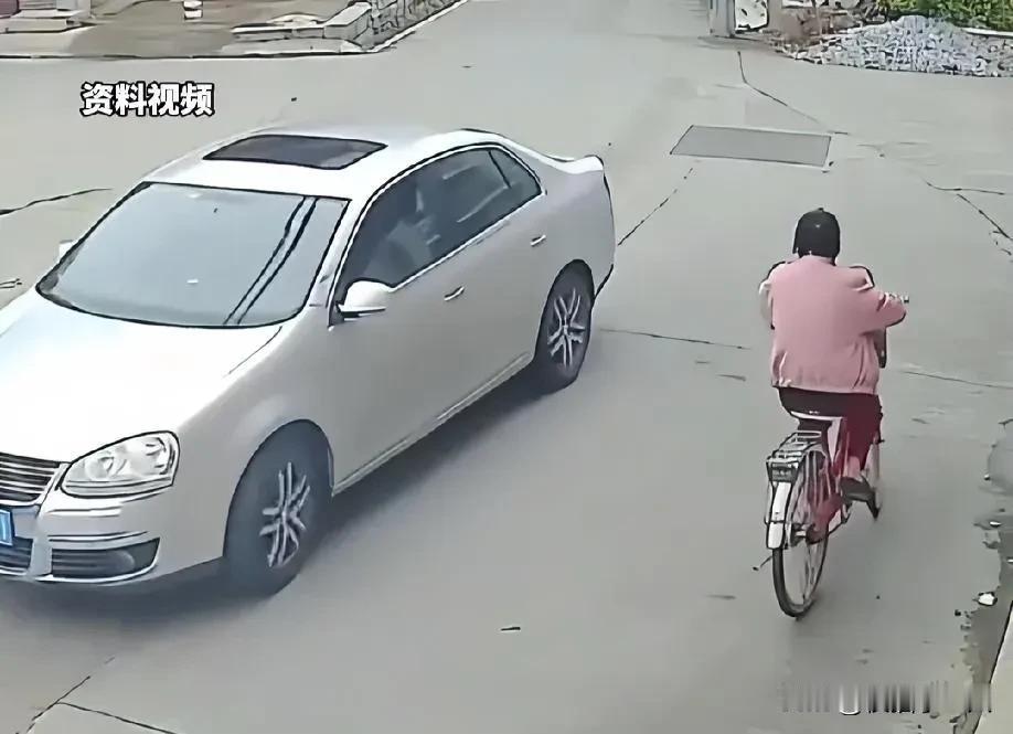 老人骑车拐弯摔了，俩初中生停下车帮忙，结果被认定要担责；好心成了麻烦，责任边界在