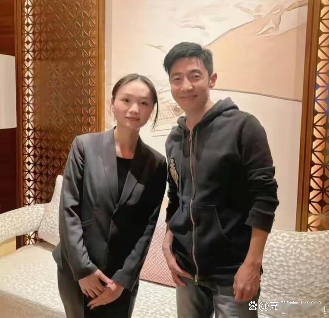 50岁撒贝宁和妻子现身新疆被路人拍到，他气质清爽阳光，妻子一身紧身裤穿搭格外吸睛