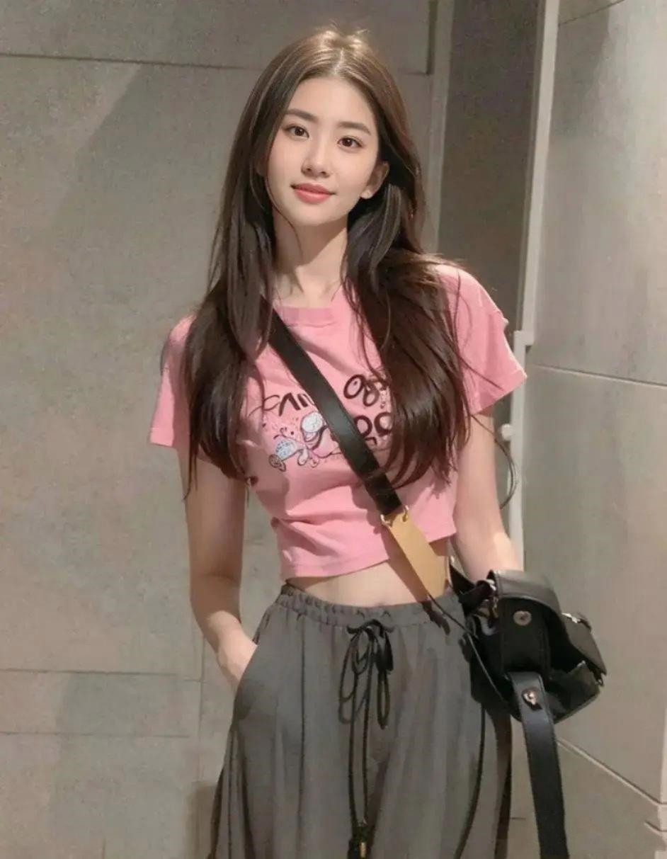 照片上这个女孩和刘亦菲长得太像了，刘亦菲终于有了接班人。有人说她比刘亦菲长得更