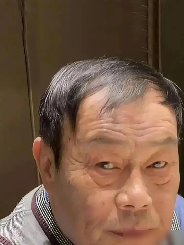 杨威在视频里被问是不是杨议的兄弟，直接摇头：根本不认识，各赚各的钱，别乱攀亲戚。