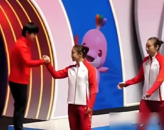 看了孙颖莎全运会丢冠后的各种闹剧，我真觉得这姑娘的尴尬，很大程度是被那些“真爱粉