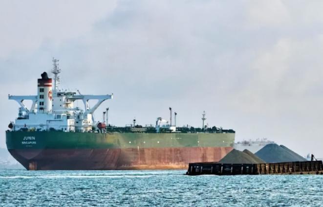 两艘中国油轮，正驶向美军的封锁线。美国敢不敢扣？全世界都在屏息关注！在加勒比