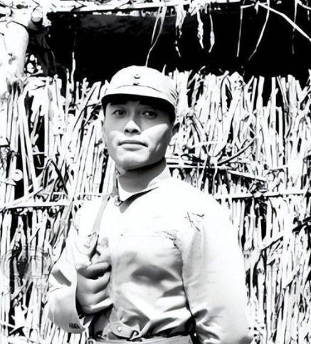 1938年，一个师长打光了8000人准备逃跑，上级一通电话让他回去死守，这一仗打