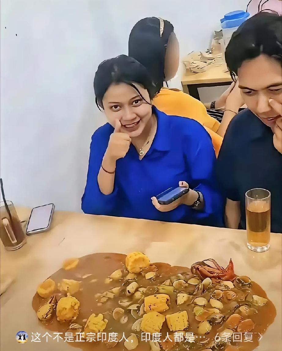 印度情侣来中国，下馆子吃饭，点了一个菜。服务员上菜后，三哥把菜倒在桌子上，然后叫