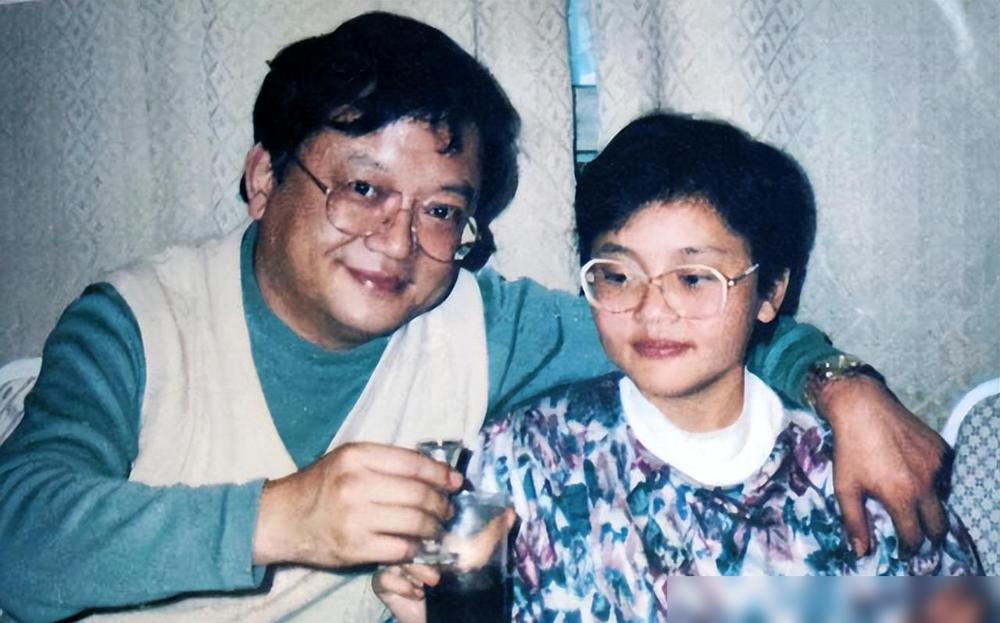 1994年，王刚每次到北京录节目，都像做贼一样溜进前妻家。当时他刚离婚不久，心里